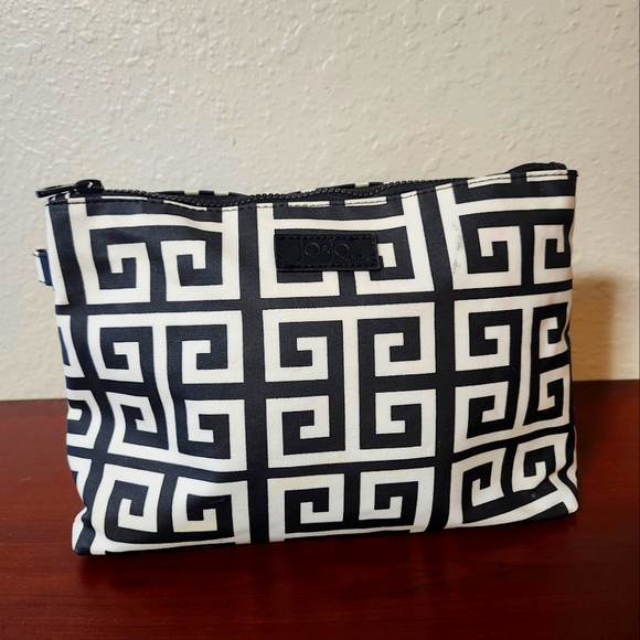 Jo & Jo Australia Brand Black and White Geometric Pouch that Measures 13" X 9.5" - Picture 1 of 1
